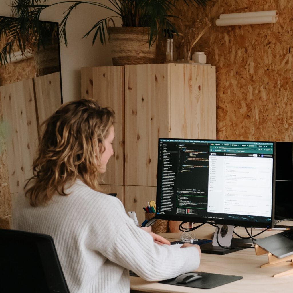 Een Shopify specialist programmeert voor Studio Mui Katwijk Leiden aan een Shopify webshop